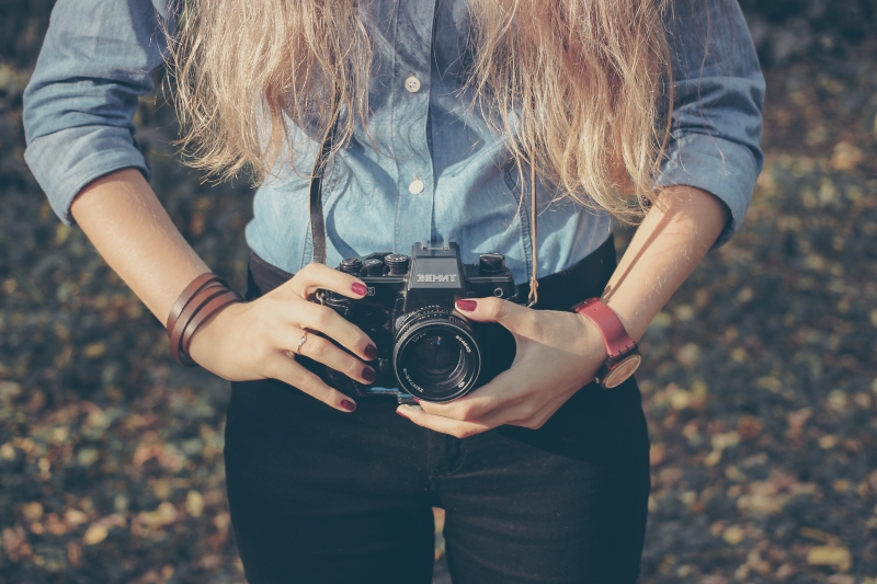 photographe-GATTIERES-min_hand-person-girl-woman-camera-photography-614-pxhere.com